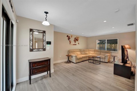 House in Cooper City, Florida 4 bedrooms, 161.65 sq.m. № 1667787 - photo 10