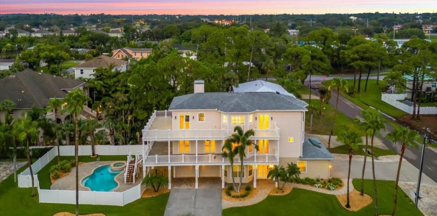 House in Palm Harbor, Florida 4 bedrooms, 309.74 sq.m. № 2280455