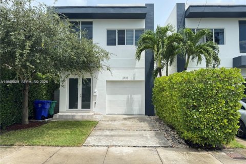 Villa ou maison à louer à Miami, Floride: 3 chambres, 222.97 m2 № 2002876 - photo 1