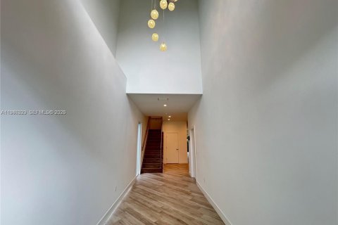 Villa ou maison à louer à Miami, Floride: 3 chambres, 222.97 m2 № 2002876 - photo 2