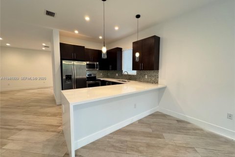 Villa ou maison à louer à Miami, Floride: 3 chambres, 222.97 m2 № 2002876 - photo 11