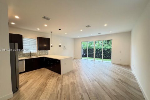 Villa ou maison à louer à Miami, Floride: 3 chambres, 222.97 m2 № 2002876 - photo 7