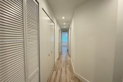 Villa ou maison à louer à Miami, Floride: 3 chambres, 222.97 m2 № 2002876 - photo 24
