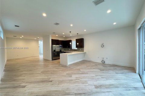 Villa ou maison à louer à Miami, Floride: 3 chambres, 222.97 m2 № 2002876 - photo 9