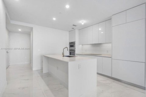 Condominio en alquiler en Miami, Florida, 3 dormitorios № 1992337 - foto 20