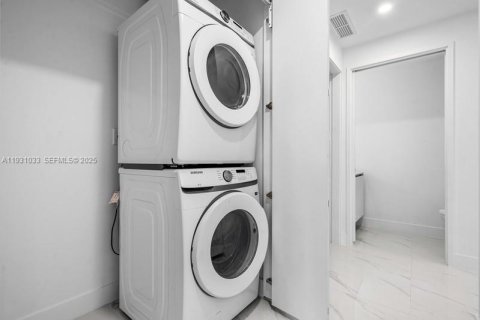 Condominio en alquiler en Miami, Florida, 3 dormitorios № 1992337 - foto 28