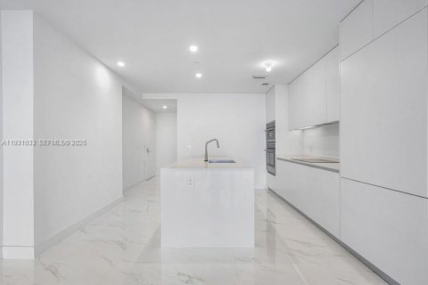 Condominio en alquiler en Miami, Florida, 3 dormitorios № 1992337 - foto 21