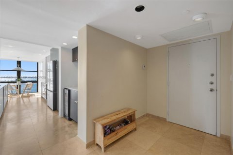 Condominio en alquiler en Miami, Florida, 3 dormitorios, 201.78 m2 № 2032876 - foto 2