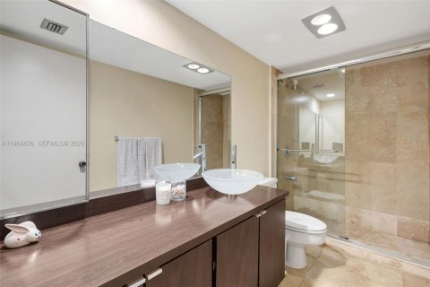 Condominio en alquiler en Miami, Florida, 3 dormitorios, 201.78 m2 № 2032876 - foto 30