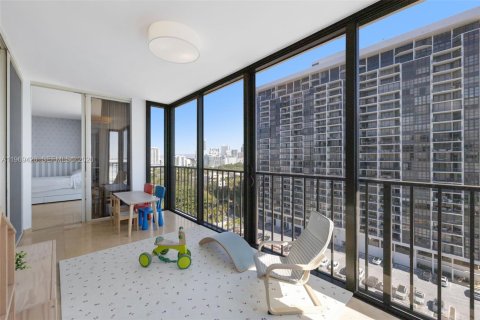 Condominio en alquiler en Miami, Florida, 3 dormitorios, 201.78 m2 № 2032876 - foto 22