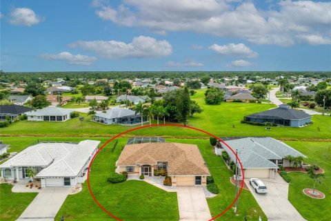 House in Punta Gorda, Florida 3 bedrooms, 179.3 sq.m. № 1901037 - photo 1