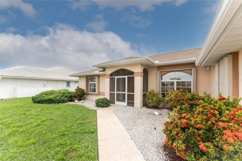 House in Punta Gorda, Florida 3 bedrooms, 179.3 sq.m. № 1901037 - photo 3