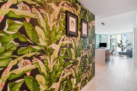 Condo in Miami, Florida, 1 bedroom  № 1880081 - photo 3