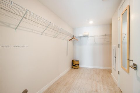 Condo in Miami, Florida, 1 bedroom  № 1880081 - photo 13