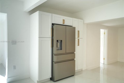 Casa en alquiler en North Miami, Florida, 4 dormitorios, 159.23 m2 № 2085893 - foto 19