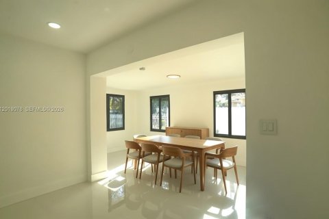Casa en alquiler en North Miami, Florida, 4 dormitorios, 159.23 m2 № 2085893 - foto 10