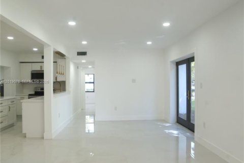 Casa en alquiler en North Miami, Florida, 4 dormitorios, 159.23 m2 № 2085893 - foto 15