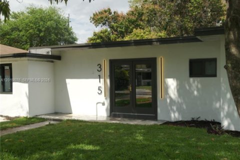 Casa en alquiler en North Miami, Florida, 4 dormitorios, 159.23 m2 № 2085893 - foto 2
