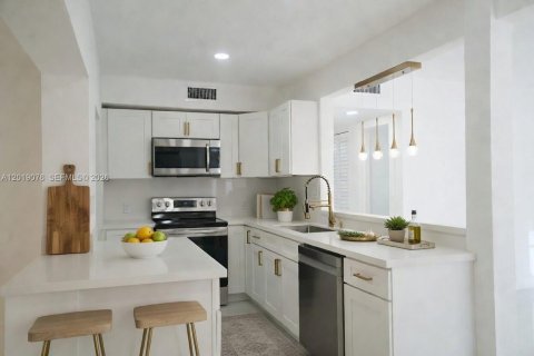Casa en alquiler en North Miami, Florida, 4 dormitorios, 159.23 m2 № 2085893 - foto 8