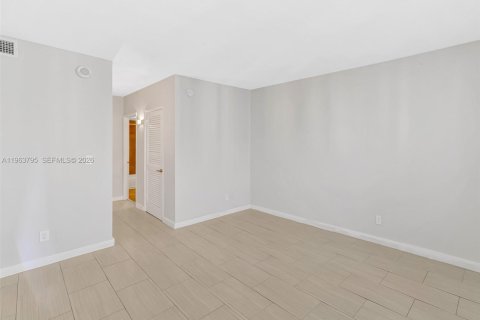 Condominio en alquiler en Sunny Isles Beach, Florida, 1 dormitorio, 93.37 m2 № 2025478 - foto 7