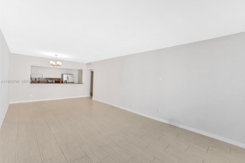 Condominio en alquiler en Sunny Isles Beach, Florida, 1 dormitorio, 93.37 m2 № 2025478 - foto 10