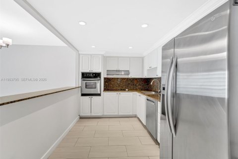 Condominio en alquiler en Sunny Isles Beach, Florida, 1 dormitorio, 93.37 m2 № 2025478 - foto 2