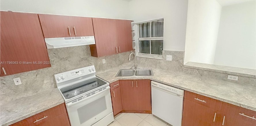 Townhouse in Florida City, Florida 4 bedrooms, 167.13 sq.m. № 1864860
