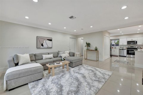 House in Fort Lauderdale, Florida 4 bedrooms, 161.19 sq.m. № 1502655 - photo 1