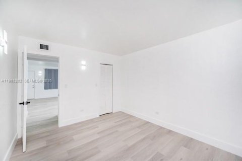 Condominio en alquiler en Cutler Bay, Florida, 2 dormitorios, 71.07 m2 № 2050337 - foto 2