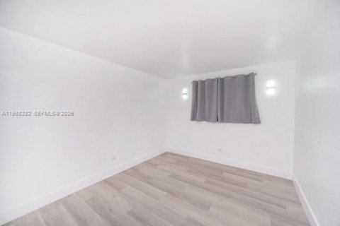 Condominio en alquiler en Cutler Bay, Florida, 2 dormitorios, 71.07 m2 № 2050337 - foto 3