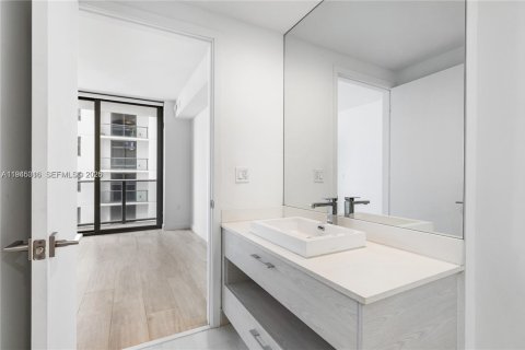 Condominio en alquiler en Miami, Florida, 2 dormitorios, 73.21 m2 № 2001780 - foto 19