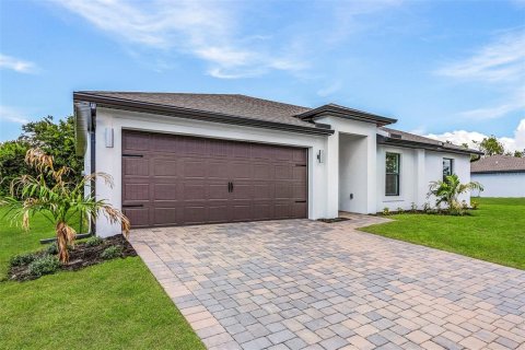 House in Port Charlotte, Florida 3 bedrooms, 117.99 sq.m. № 646012 - photo 2