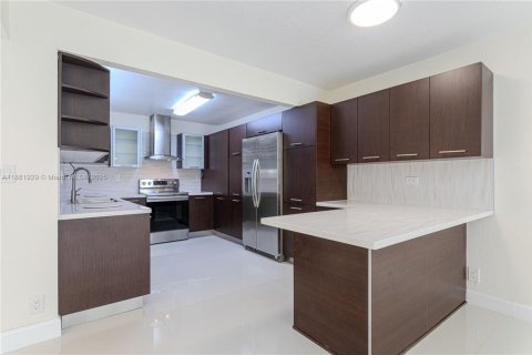 Condominio en venta en Sunny Isles Beach, Florida, 3 dormitorios, 210.42 m2 № 2018485 - foto 13