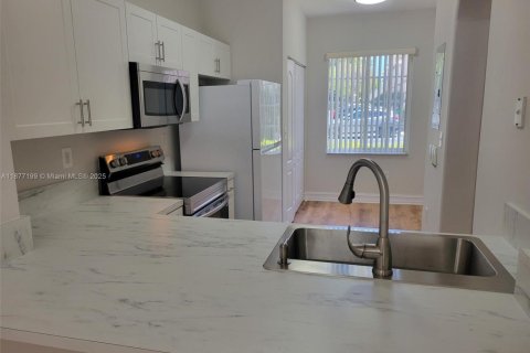 Townhouse in Palmetto Bay, Florida 2 bedrooms, 104.05 sq.m. № 1923923 - photo 10