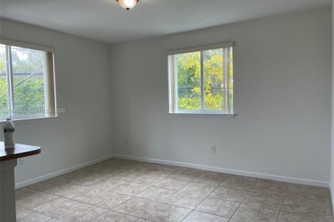 Снять в аренду виллу или дом в Майами, Флорида 1 спальня, 55.74м2, № 2054091 - фото 3