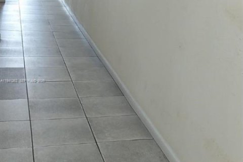 Снять в аренду виллу или дом в Майами, Флорида 1 спальня, 55.74м2, № 2054091 - фото 11