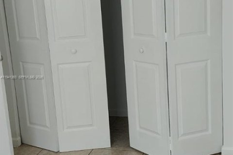 Снять в аренду виллу или дом в Майами, Флорида 1 спальня, 55.74м2, № 2054091 - фото 8