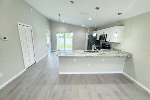 House in Belleview, Florida 3 bedrooms, 109.72 sq.m. № 2229709 - photo 2