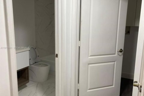 Condo in Doral, Florida, 2 bedrooms  № 2041456 - photo 5