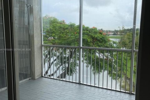 Condo in Doral, Florida, 2 bedrooms  № 2041456 - photo 1