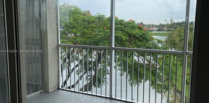 Condo in Doral, Florida, 2 bedrooms  № 2041456