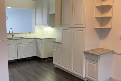 Condo in Doral, Florida, 2 bedrooms  № 2041456 - photo 9