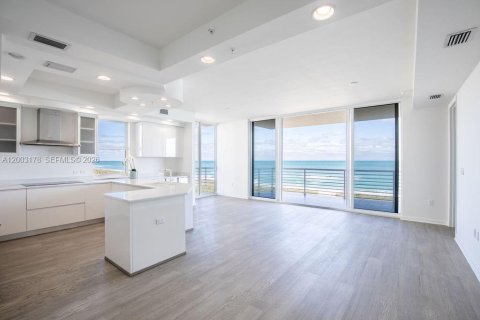 Condominio en Hutchinson Island South, Florida, 2 dormitorios  № 2170414