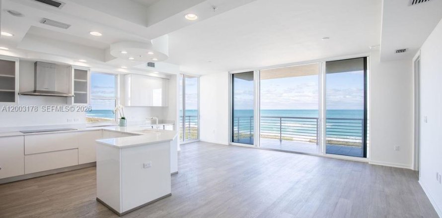 Condominio en Hutchinson Island South, Florida, 2 dormitorios  № 2170414