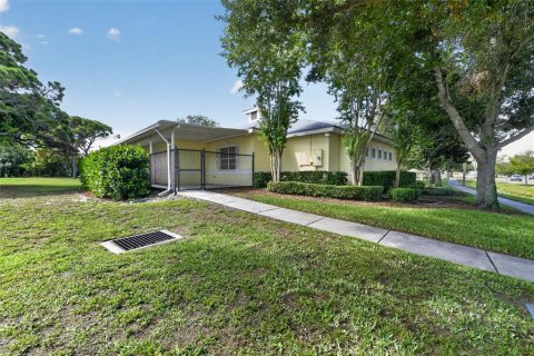 Commercial property in Saint Petersburg, Florida 276.94 sq.m. № 2232033 - photo 2