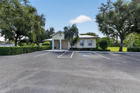 Commercial property in Saint Petersburg, Florida 276.94 sq.m. № 2232033 - photo 6