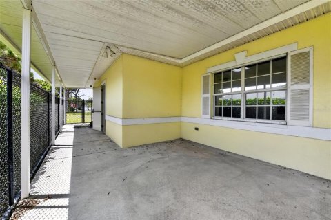 Commercial property in Saint Petersburg, Florida 276.94 sq.m. № 2232033 - photo 5