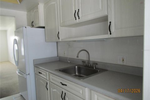 Condo in Saint Petersburg, Florida, 2 bedrooms № 2206105 - photo 9