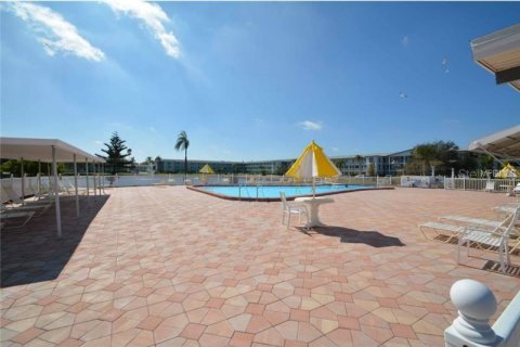 Condo in Saint Petersburg, Florida, 2 bedrooms № 2206105 - photo 30