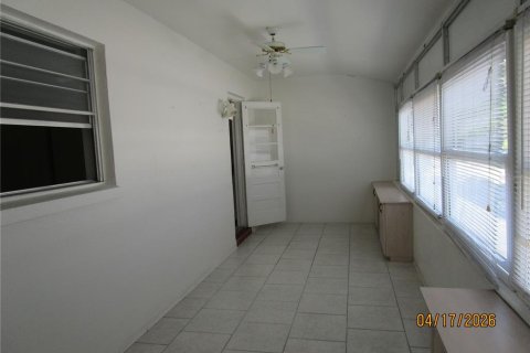 Condo in Saint Petersburg, Florida, 2 bedrooms № 2206105 - photo 21